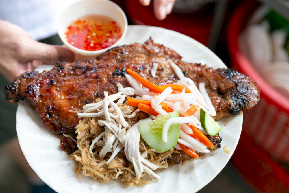 一種以嫩烤豬肉、切碎的豬皮、魚露和泡菜為特色的舒適食品